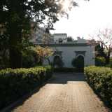 Foto 12. L�ultima struttura di via Amendola, molto pi� piccola rispetto alle precedenti, si trova sulla destra: � villa Maria. � semplice e su un solo piano, di colore bianco e circondata da numerose piante